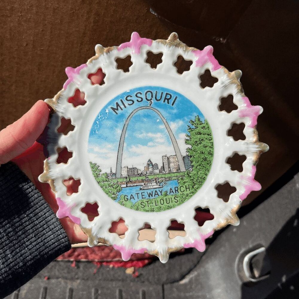 VTG Missouri Gateway Arch Souvenir Plate St. Louis Pink Gold Rim Lattice Edge